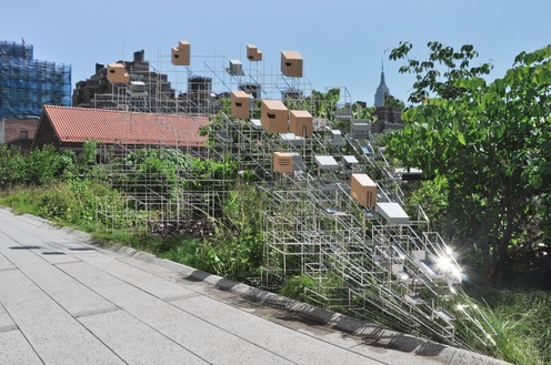 Sarah Sze，静物与景观(人居模型)，2011不锈钢和木材，9 × 22 × 21英尺(2.7 × 6.7 × 6.4米)安装视图，高线，纽约，2011 - 12©Sarah Sze