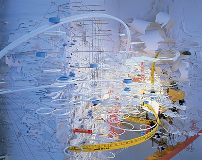 Sarah Sze，隐藏浮雕，2001混合介质，168 × 60 × 12英寸(426.7 × 152.4 × 30.5厘米)安装视图，亚洲协会，纽约，2001 - 04©Sarah Sze