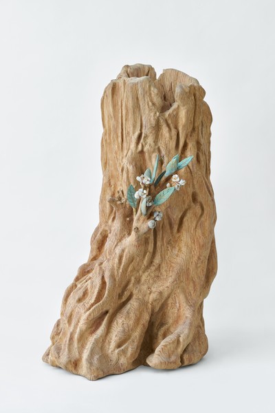 Setsuko, Renaissance de l'Olivier, 2019年彩绘橡木，23⅝英寸× 14¼× 12¼英寸(60 × 36 × 31厘米)©Setsuko。图片来源:Thomas Lannes