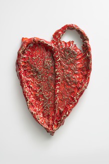Sterling Ruby, HEART(6709)， 2018陶瓷，20½× 14 × 2英寸(52.1 × 35.6 × 5.1厘米)©Sterling Ruby