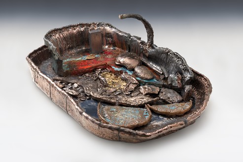 斯特林红宝石，盆地神学/冥河船，2017陶瓷，26 × 46 × 74英寸(66 × 116.8 × 188厘米)©斯特林红宝石