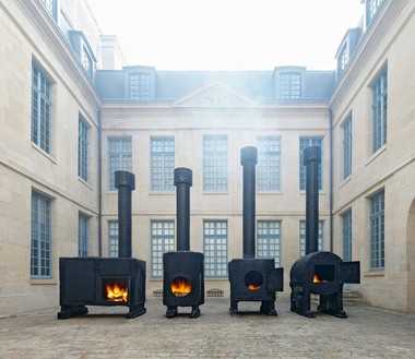 安装视图，Sterling Ruby:灶，Musée de la Chasse et de la Nature，巴黎，2015年10月21日- 2016年2月14日艺术品©Sterling Ruby