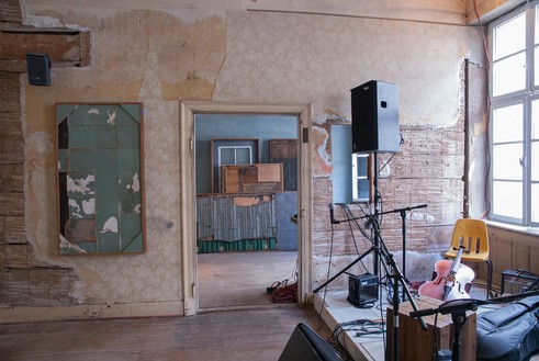 西亚斯特·盖茨，《胡格诺教堂的12首民谣》，2012安装视图，第13届文献展，卡塞尔，德国，2012©西亚斯特·盖茨。图片:Nils Klinger