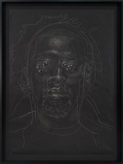 Titus Kaphar，杰罗姆项目(沥青和粉笔)V, 2014沥青纸上的石墨，49 × 35½英寸(124.5 × 90.2厘米)，现代艺术博物馆，纽约©Titus Kaphar。图片来源:Jeremy Lawson