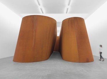 Richard Serra: NJ-2，《回合:同等重量，不平等测量，旋转》，不列颠尼亚街，伦敦