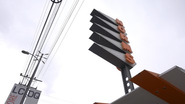 剧照来自埃德·鲁斯查的电影《洛杉矶餐厅》，2019年，展示了洛杉矶norm餐厅的招牌