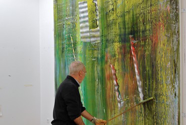 格哈德·里希特正在处理他的笼画之一，科隆，2006年