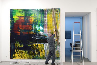 格哈德·里希特正在处理他的笼画之一，科隆，2006年
