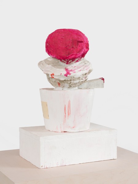 Cy Twombly，玫瑰的气味，2000石膏，丙烯酸，木材，纸，钉书钉和墨水，22 × 14 × 11¼英寸(58 × 37.8 × 28.5厘米)©Cy Twombly Foundation。图片:Jeff McLane