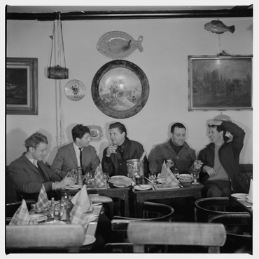 1963年，蒂莫西·贝伦斯、卢西安·弗洛伊德、弗朗西斯·培根、弗兰克·奥尔巴赫和迈克尔·安德鲁斯(从左到右)在伦敦苏活区的惠勒餐厅