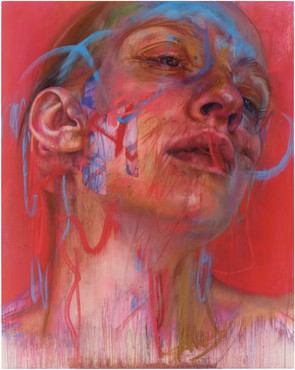 在明亮的红粉色背景和不同颜色的表现主义笔触的叠加下，画出了一个女人的头、脖子和锁骨的细节