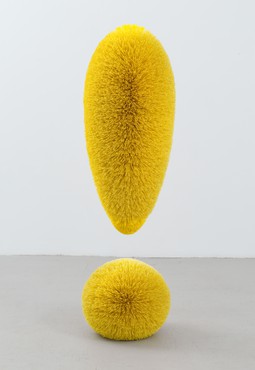 黄色感叹号，由塑料刷毛制成，大约五英尺半高