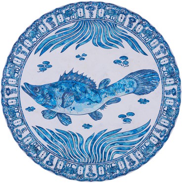 由蓝色和白色颜料制成的圆形绘画，在设计主题的中心围绕着一条鱼