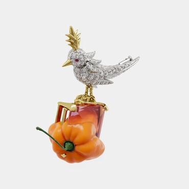 一个镶嵌着钻石的鸟和一个橙椒的数字雕塑