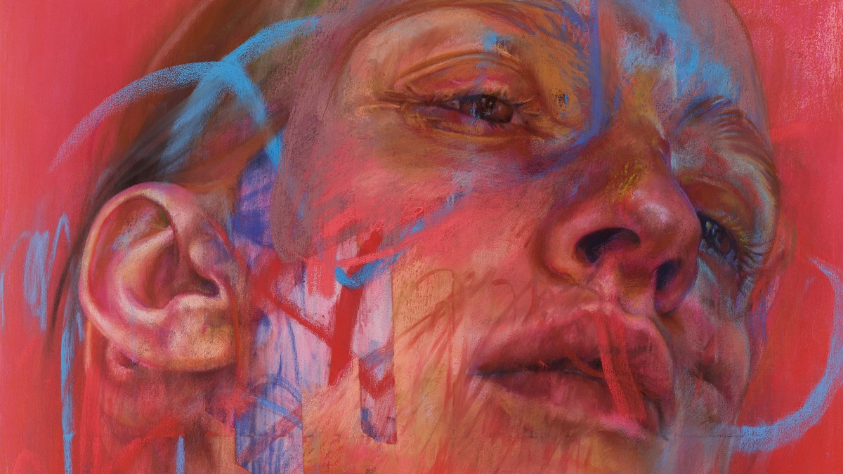 一幅画的细节，以一个女人的头，脖子和锁骨为背景，明亮的红粉色和不同颜色的表现主义笔触叠加