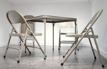 Robert Therrien，没有标题(折叠桌椅，米色)，2006,Albright-Knox艺术画廊，布法罗，纽约©Robert Therrien/艺术家权利协会(ARS)，纽约