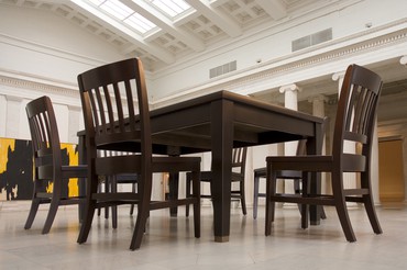 Robert Therrien，没有标题(桌子和六把椅子)，2003©Robert Therrien/艺术家权利协会(ARS)，纽约