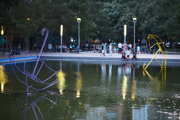2019年8月1日至11月3日，迈克尔·克雷格-马丁在休斯顿Discovery Green的“物之形状”安装视图。艺术品©迈克尔·克雷格-马丁