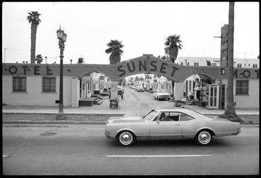 埃德·鲁斯查，拍摄于日落大道，1966年，洛杉矶街道档案馆，盖蒂研究所©埃德·鲁斯查