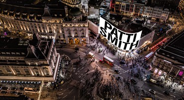 帕蒂·史密斯，《新年》，2021年，皮卡迪利街之灯，伦敦