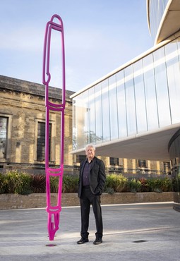 迈克尔·克雷格-马丁和他的雕塑《钢笔》(2019年)，英国牛津大学布拉瓦尼克政府学院。艺术品©迈克尔·克雷格-马丁。图片来源:马特·亚历山大/PA Wire