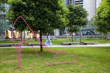 迈克尔·克雷格-马丁在香港太古公园的装置作品，2021年。艺术品©迈克尔·克雷格-马丁。图片:由太古坊和太古地产提供