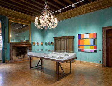 装置视图，斯坦利·惠特尼:意大利绘画，蒂埃波罗·帕西宫，威尼斯，2022年4月23日至11月27日。艺术品©斯坦利·惠特尼