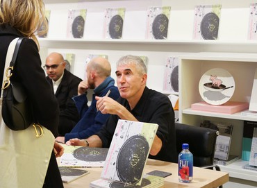 亚当·麦克尤恩在纽约高古轩商店为他的书《人行道》签名，2022年