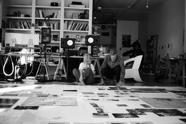 Patti Smith和Stephan Crasneanscki在她的纽约工作室，2022年。摄影:Stephan Crasneanscki 