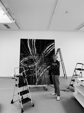 马克·格罗扬(Mark Grotjahn)在他的工作室，洛杉矶，2022年。艺术品©Mark Grotjahn