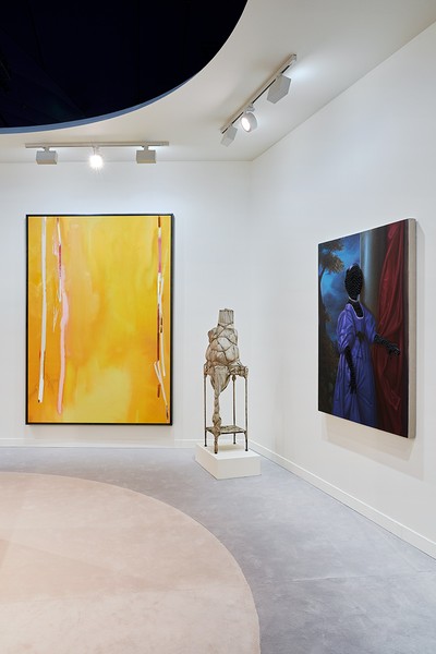 高古轩在巴黎+ par巴塞尔艺术博览会的展位，2022。艺术品，从左至右:©2022海伦·弗兰肯塞勒基金会/艺术家权利协会(ARS)，纽约;©克里斯托和让-克劳德基金会;©Titus Kaphar。图片:Thomas Lannes