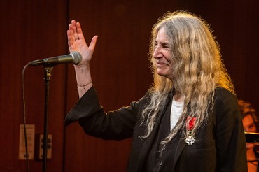 帕蒂·史密斯于2022年5月21日在纽约接受国家荣誉勋章Légion d 'honneur。图片:Lynn Goldsmith