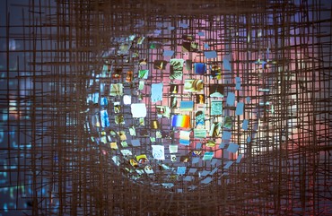 萨拉·施为所罗门·r·古根海姆博物馆(Solomon R. Guggenheim Museum)展览“时间流逝”(Timelapse)正在进行的作品，纽约，2022年©萨拉·施。图片:Sarah Sze工作室提供