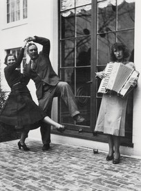 1936年，康乃狄克州法明顿，詹姆斯·萨尔·索比家外的一扇大窗户前，亚历山大·考尔德和玛格丽特·弗兰奇在一条鹅卵石街道上跳舞，路易莎·考尔德在拉手风琴