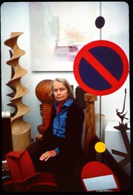 贝蒂·帕森斯被艺术包围的肖像。