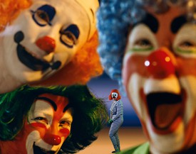艺术家辛迪·谢尔曼拍摄的照片。艺术家在一幅彩色的矩形作品中扮演四个不同的小丑。