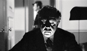约瑟夫·h·刘易斯的《夜色如此黑暗》(1946)中的黑白剧照