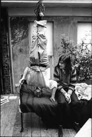 布鲁斯·伯纳德的黑白图像，卢西安·弗洛伊德和女儿贝拉的倒立，1983年