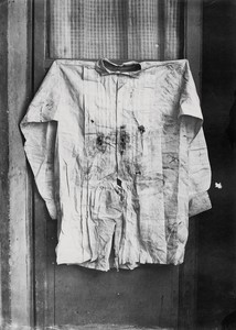 François奥伯特，皇帝的衬衫，在他被处决时所穿，1867年，蛋白银从玻璃底片，8¾× 6¼英寸(22.2 × 15.8厘米)。纽约大都会艺术博物馆，吉尔曼收藏，霍华德·吉尔曼基金会的礼物，2005年