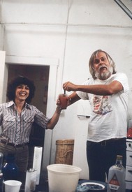 康斯坦斯·莱沃伦和约翰·巴尔代萨里在他的工作室里的照片，洛杉矶，1977年