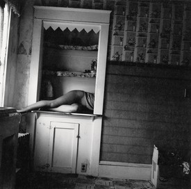 弗朗西斯卡·伍德曼，无题，普罗维登斯，罗德岛，1976，明胶银版画，5¼× 5¼英寸(12.7 × 12.7厘米)©伍德曼家族基金会/艺术家权利协会(ARS)，纽约