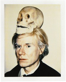 安迪·沃霍尔，《骷髅自画像》，1977年，拍立得108型，4¼× 3 3 / 8英寸(10.8 × 8.6厘米)。匹兹堡的安迪·沃霍尔博物馆;安迪·沃霍尔视觉艺术基金会