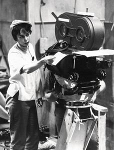 雪莉·克拉克(Shirley Clarke)在摄影机后面拍摄《关联》(1961)。