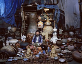 村上隆和他收藏的陶瓷作品。