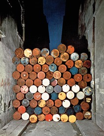 1962年6月27日，克里斯托和让-克劳德的油桶墙——铁幕(1961-62)，位于巴黎维斯康蒂街。艺术品©克里斯托和让-克劳德基金会。照片:Jean-Dominique Lajoux