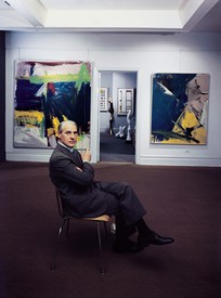 威廉·德·库宁坐在西德尼·詹尼斯画廊，1959年。彩色照片