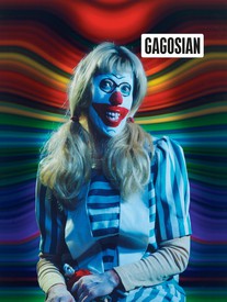 高古轩季刊2020年春季版的封面。辛迪·谢尔曼(Cindy Sherman)在彩虹背景下扮成小丑的照片。