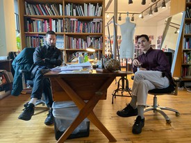 Jack McCollough和Lazaro Hernandez在他们的纽约工作室，2019年。