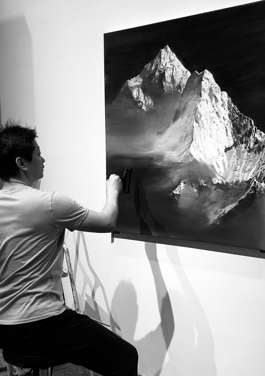贾爱力在北京的工作室里创作画作《珠穆朗玛峰》(2020)