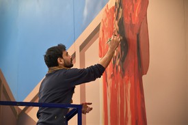 Mehdi Ghadyanloo致力于“寻找希望”(2019年)的图像，这是2019年瑞士达沃斯世界经济论坛年会会议中心大厅的一幅壁画